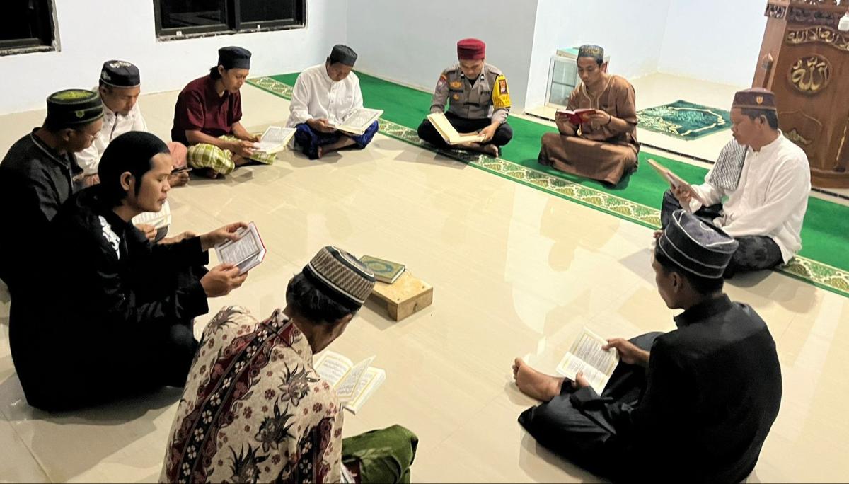 Bhabinkamtibmas Polsek Tommo Lakukan Sambang Ke Masjid 