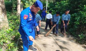 Sat Polair Polresta Mamuju Bersama Siswa SMPN 5 Gelar Bakti Sosial 