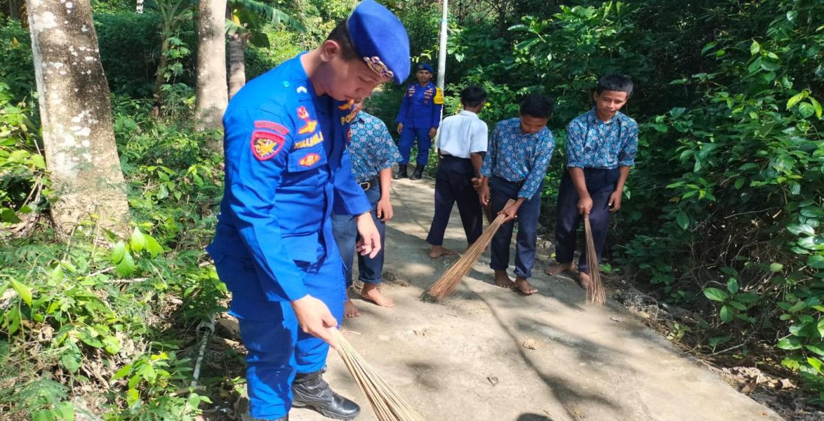 Sat Polair Polresta Mamuju Bersama Siswa SMPN 5 Gelar Bakti Sosial 