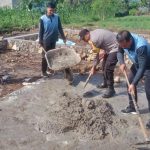 Personel Polsek Tommo Kerja Bakti Membangun Asrama Bujang Personel Polsek Tommo Kerja Bakti Membangun Asrama Bujang