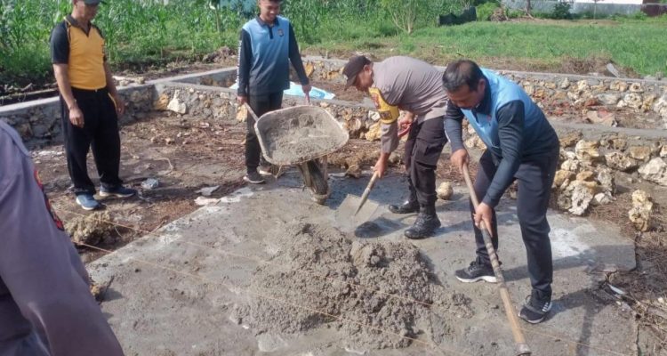 Personel Polsek Tommo Kerja Bakti Membangun Asrama Bujang