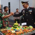 Kapolresta Mamuju Beri Kejutan Spesial di Puncak Peringatan HUT TNI ke-79 di Kodim 1418 Mamuju Kapolresta Mamuju Beri Kejutan Spesial di Puncak Peringatan HUT TNI ke-79 di Kodim 1418 Mamuju