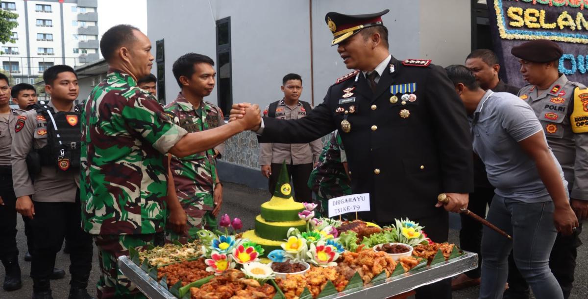 Kapolresta Mamuju Beri Kejutan Spesial di Puncak Peringatan HUT TNI ke-79 di Kodim 1418 Mamuju