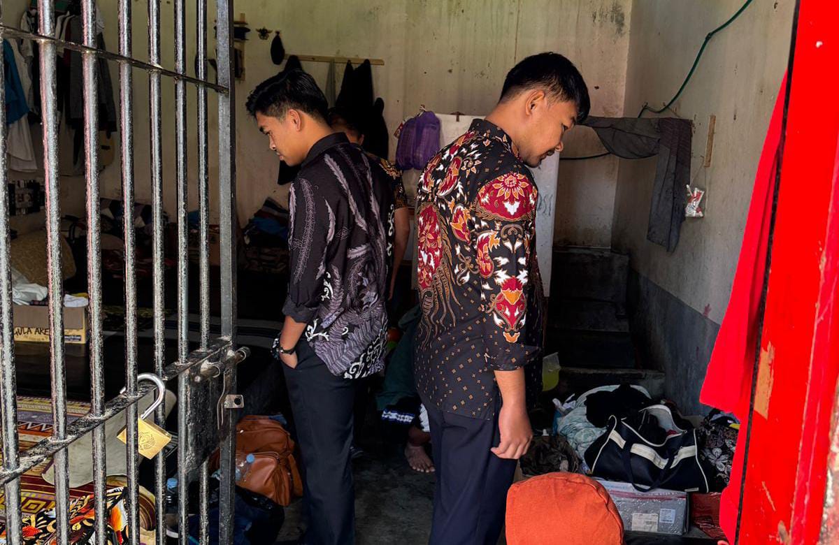 Petugas Lapas Mamasa Geledah Kamar Hunian WBP Petugas Lapas Mamasa Geledah Kamar Hunian WBP