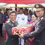 HUT TNI ke-79, Kapolda Sulbar dan Ketua Bhayangkari Berikan Kejutan Manis HUT TNI ke-79, Kapolda Sulbar dan Ketua Bhayangkari Berikan Kejutan Manis