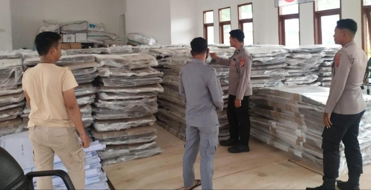 Polresta Mamuju Pengamanan Ketat di Gudang KPU Mamuju
