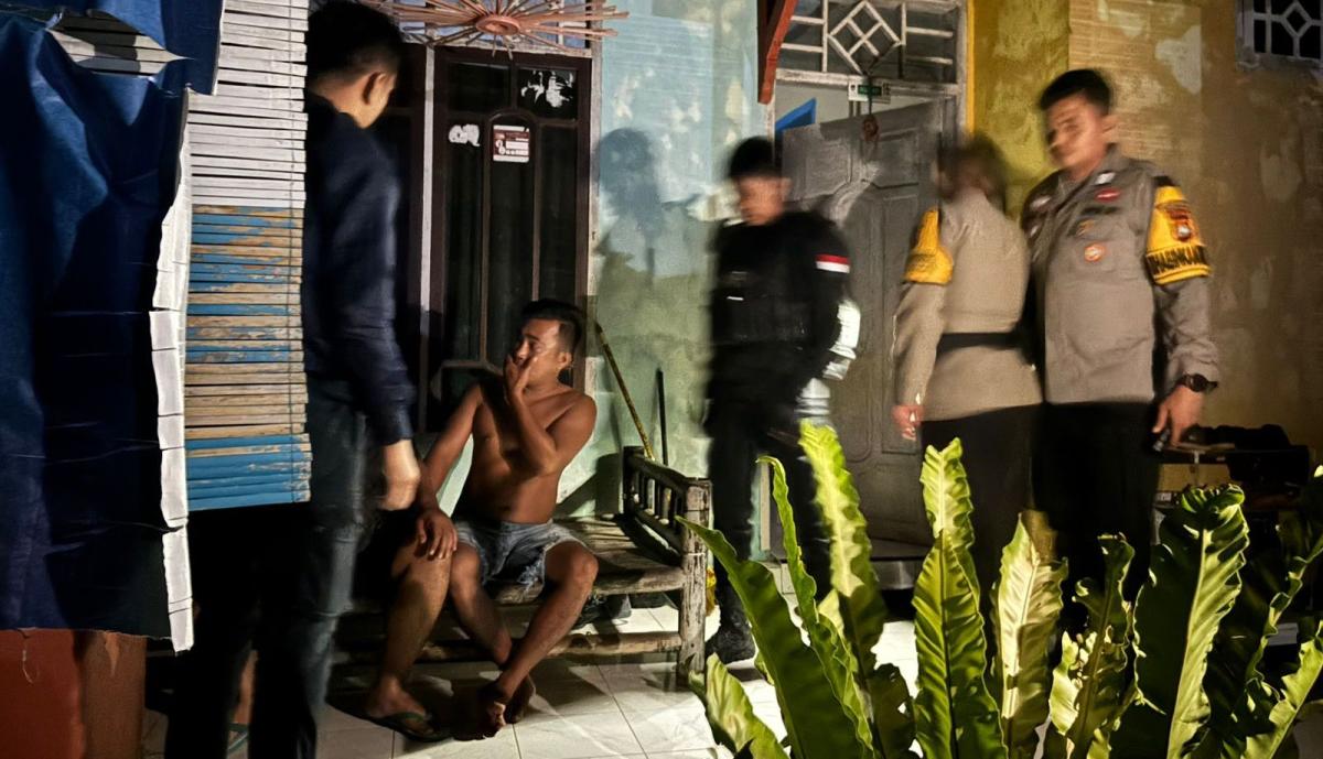 Polisi Amankan Pria Mabuk Bersenjata Tajam