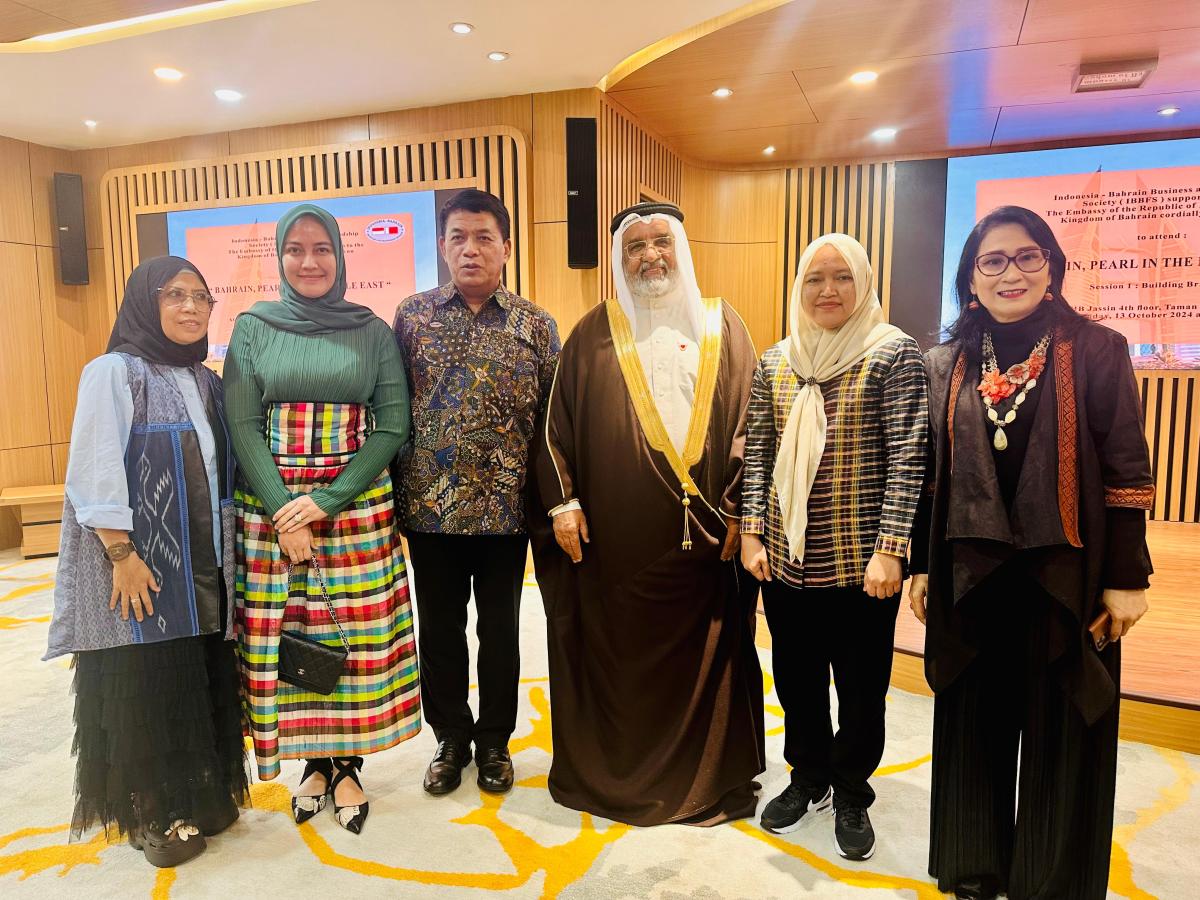 Banhub Sulbar Serahkan Investment Guide Book 2024 ke Kedautalan Bahrain