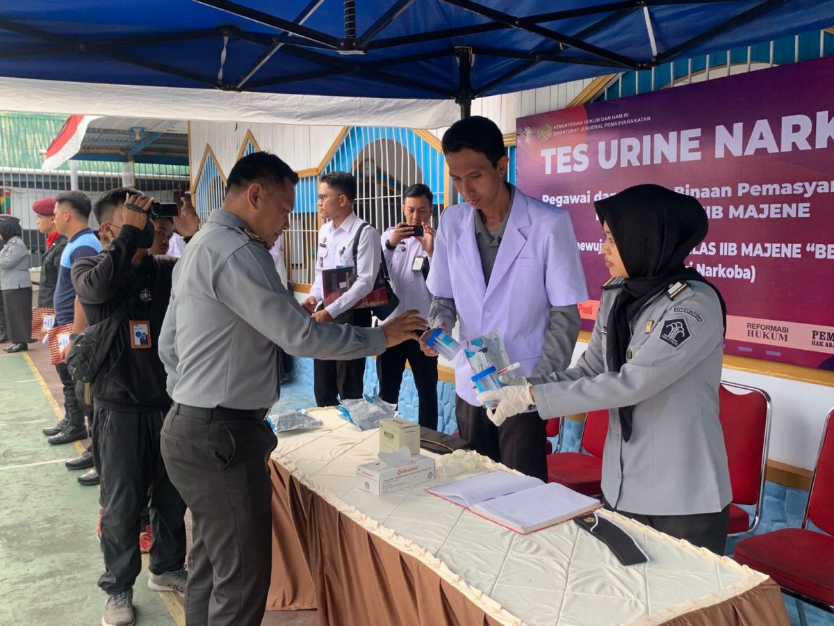 Pegawai dan Warga Binaan Rutan Majene Tes Urine