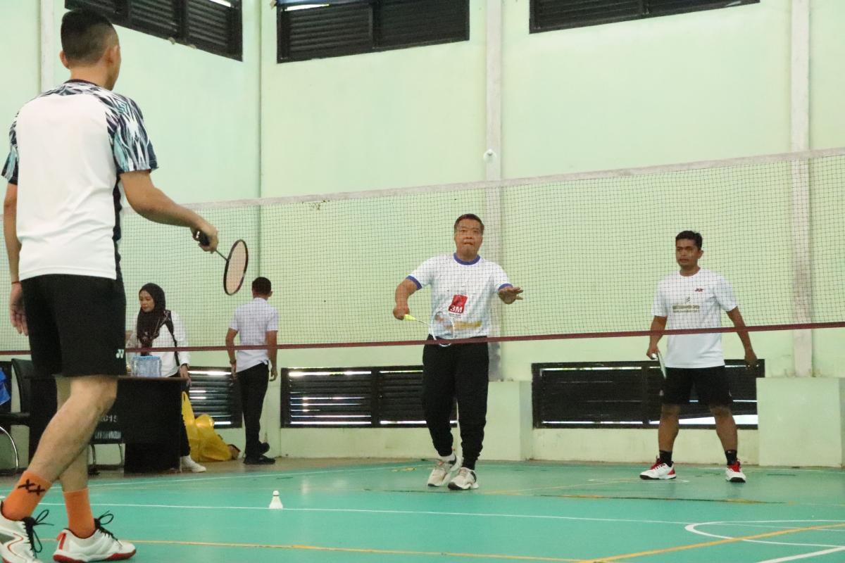 Sekprov Sulbar Idris Lepas Kontingen Turnamen Badminton Korpri di Sulsel Sekprov Sulbar Idris Lepas Kontingen Turnamen Badminton Korpri di Sulsel