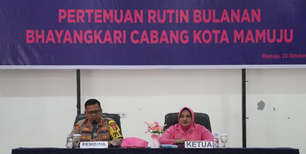 Kapolresta Mamuju Hadiri Pertemuan Rutin Bhayangkari Cabang Kota Mamuju Kapolresta Mamuju Hadiri Pertemuan Rutin Bhayangkari Cabang Kota Mamuju