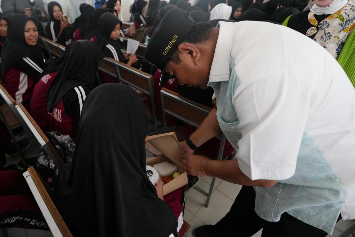 Pj Gubernur Sulbar Uji Coba Program Makan Bergizi Gratis di SMKN 1 Rangas