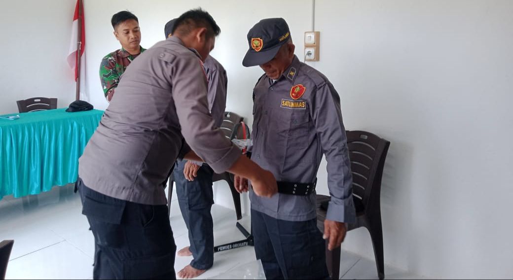 Bhabinkamtibmas Polsek Tapalang Serahkan Seragam Linmas Bhabinkamtibmas Polsek Tapalang Serahkan Seragam Linmas