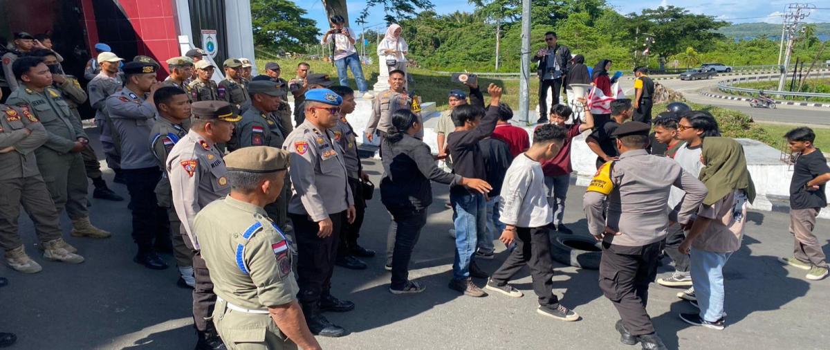 Polresta Mamuju  Amankan Aksi Unras Di Kantor Gubernur