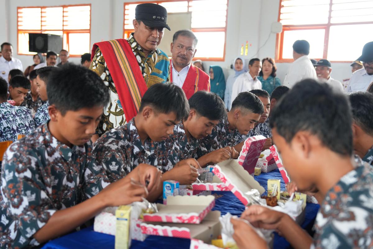 Pj Gubernur Bahtiar  Uji Coba Makan Bergizi di  Sumarorong