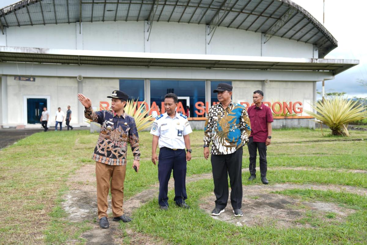 Tinjau Bandara Sumarorong, Bahtiar Bahas Penerbangan Mamasa - Toraja dan Mamuju