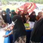 Masyarakat Antusias Padati Pasar Murah di Desa Bambu Masyarakat Antusias Padati Pasar Murah di Desa Bambu