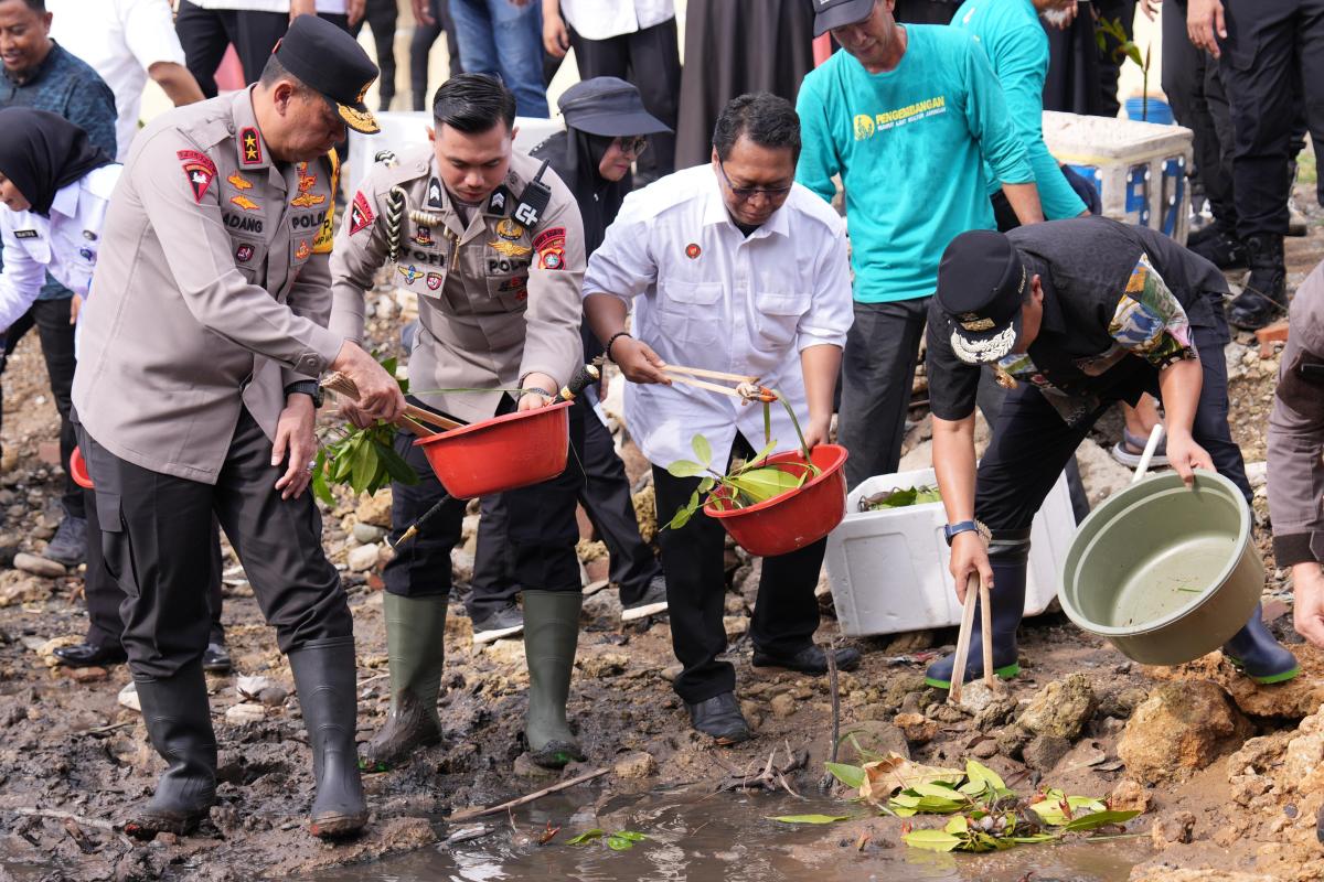 Pj Bahtiar Bersama Kapolda Tebar Benih Kepiting di Mako Brimob
