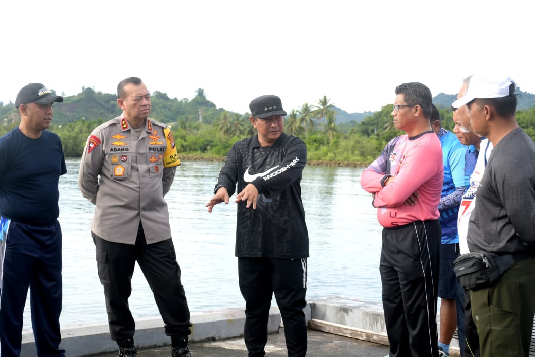 Kapolda Sulbar Serahkan Bantuan Bus Bekas untuk Terumbu Karang