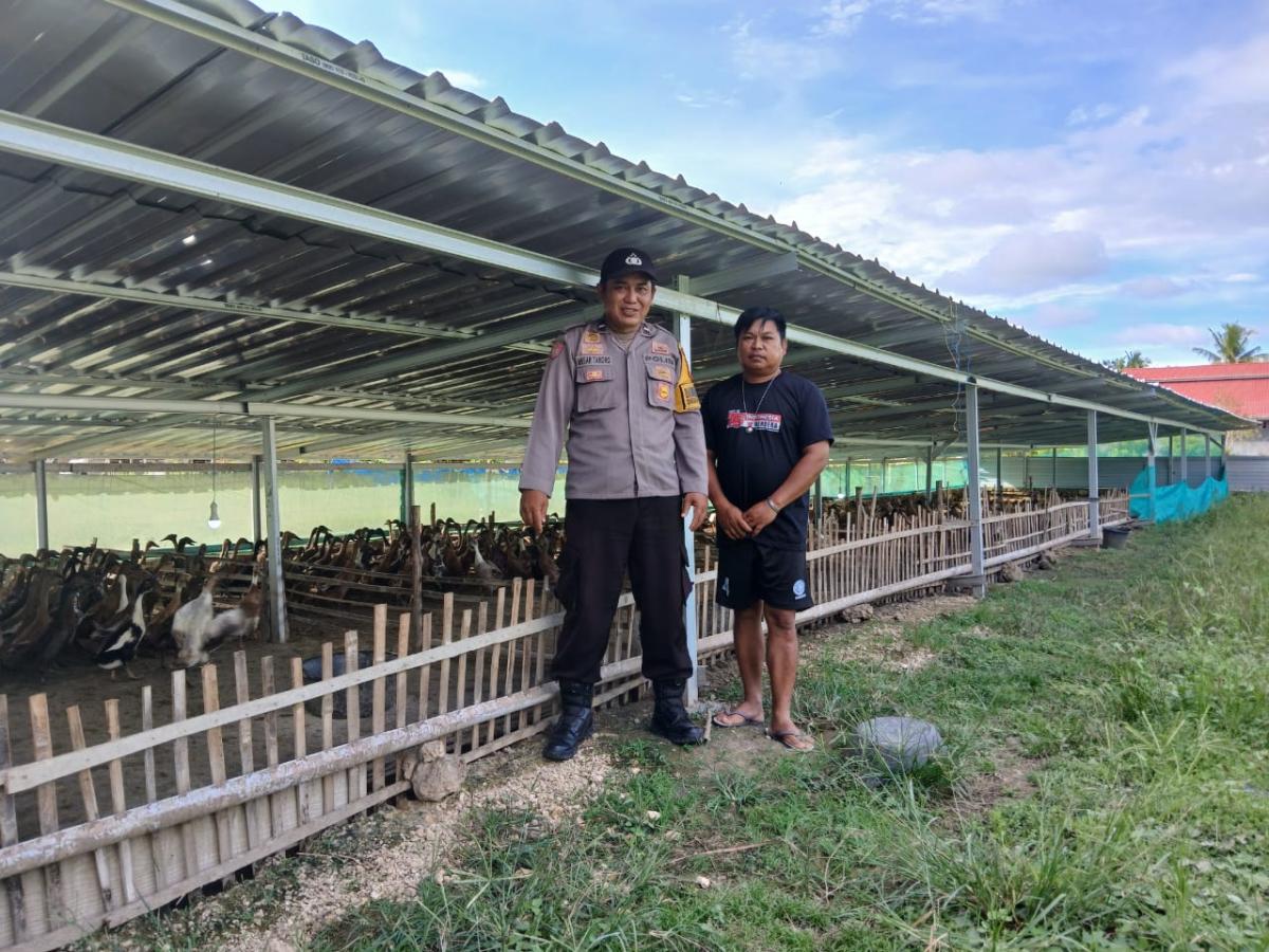 Bhabinkamtibmas Polsek Baras Mengunjungi Peternak Bebek