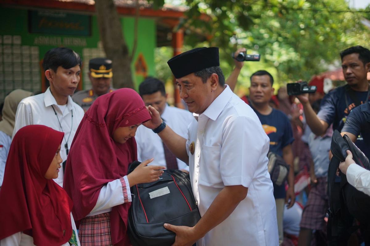 Arahan Presiden Prabowo Pemprov Sulbar Bagi Perlengkapan Sekolah