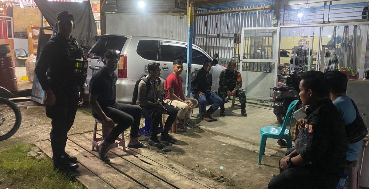 Kapolsek Mamuju Bersama Tim Gabungan Datangi TKP Insiden Pengancaman Kapolsek Mamuju Bersama Tim Gabungan Datangi TKP Insiden Pengancaman