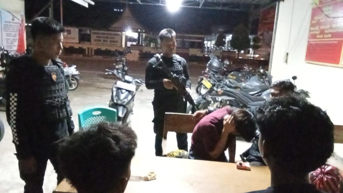 Samapta Polresta Mamuju Amankan Pemuda yang Ditemukan Mengisap Lem
