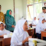 Pj Bahtiar Lakukan Uji Coba Makan Bergizi di Sekolah Madrasah Pj Bahtiar Lakukan Uji Coba Makan Bergizi di Sekolah Madrasah