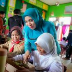 Pj Ketua PKK Sulbar Hadiri Simulasi Makan Gizi Gratis di SMPN 1 Pasangkayu Pj Ketua PKK Sulbar Hadiri Simulasi Makan Gizi Gratis di SMPN 1 Pasangkayu
