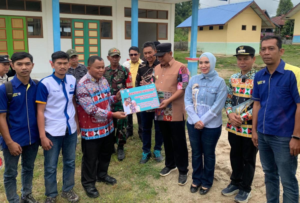  Pemprov Sulbar Serahkan Satu Paket Internet Star Link untuk Kabupaten Mamasa