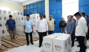 Pj Bahtiar Tinjau Tenaga Kesehatan dan Logistik Pilkada di Majene,