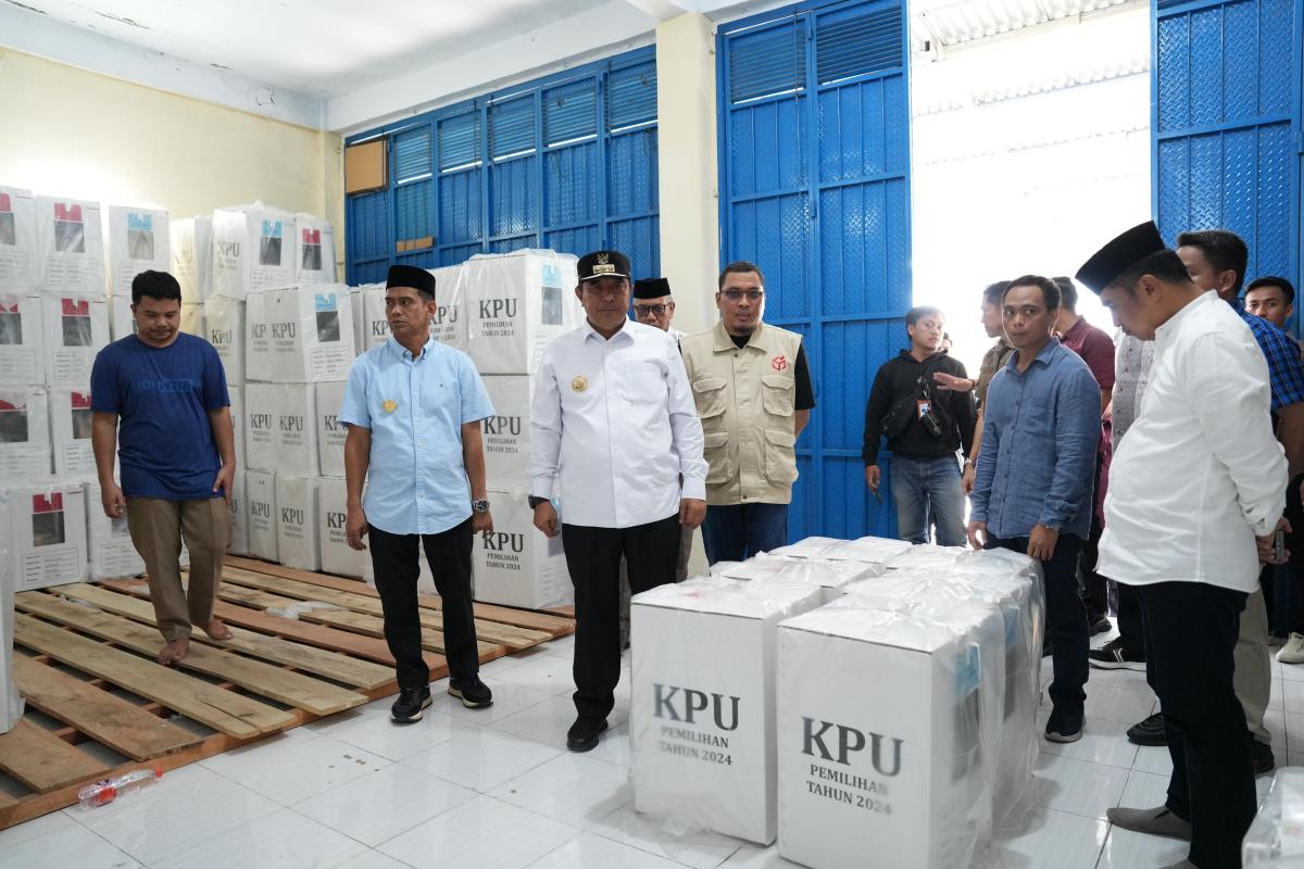 Pj Bahtiar Tinjau Tenaga Kesehatan dan Logistik Pilkada di Majene,