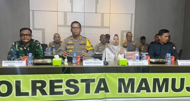 Kapolresta Mamuju, Dandim, Katua KPU dan Bawaslu Terima Arahan terkait Kasiapan Distribusi Logistik dan Pengamanan TPS Pilkada Serentak