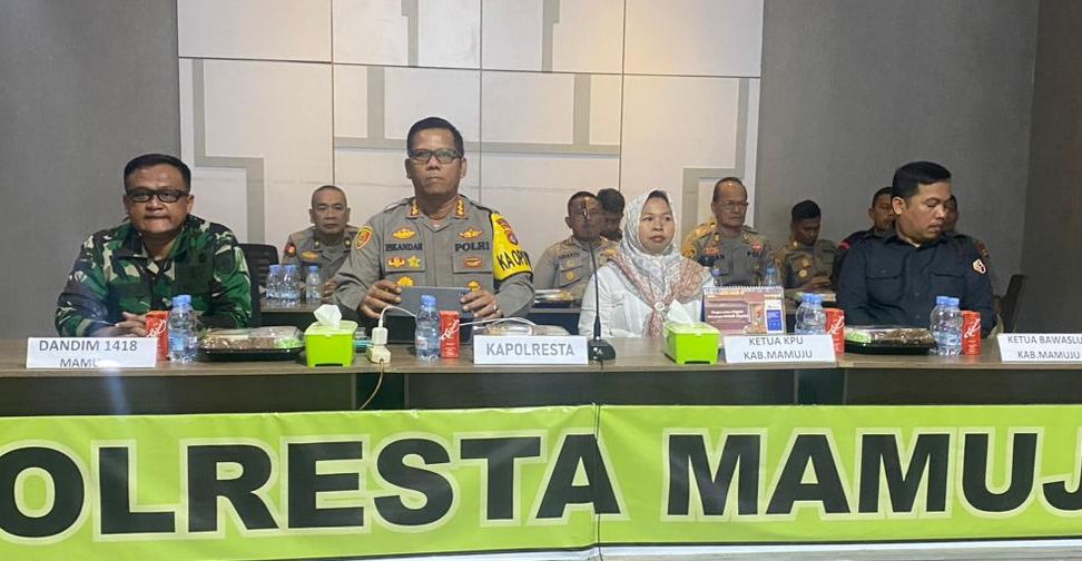 Kapolresta Mamuju, Dandim, Katua KPU dan Bawaslu Terima Arahan terkait Kasiapan Distribusi Logistik dan Pengamanan TPS Pilkada Serentak