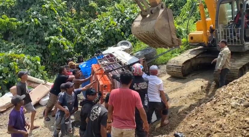 Personil Polresta Mamuju Bantu Korban Kecelakaan Mobil Terbalik