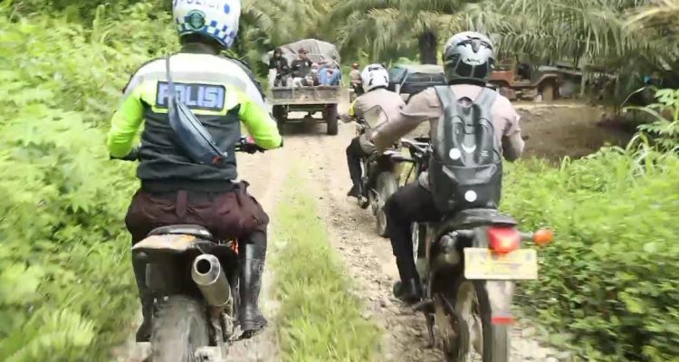 Kapolres Pasangkayu Kawal Distribusi Logistik Pilkada Kepedalaman Dusun Siwata