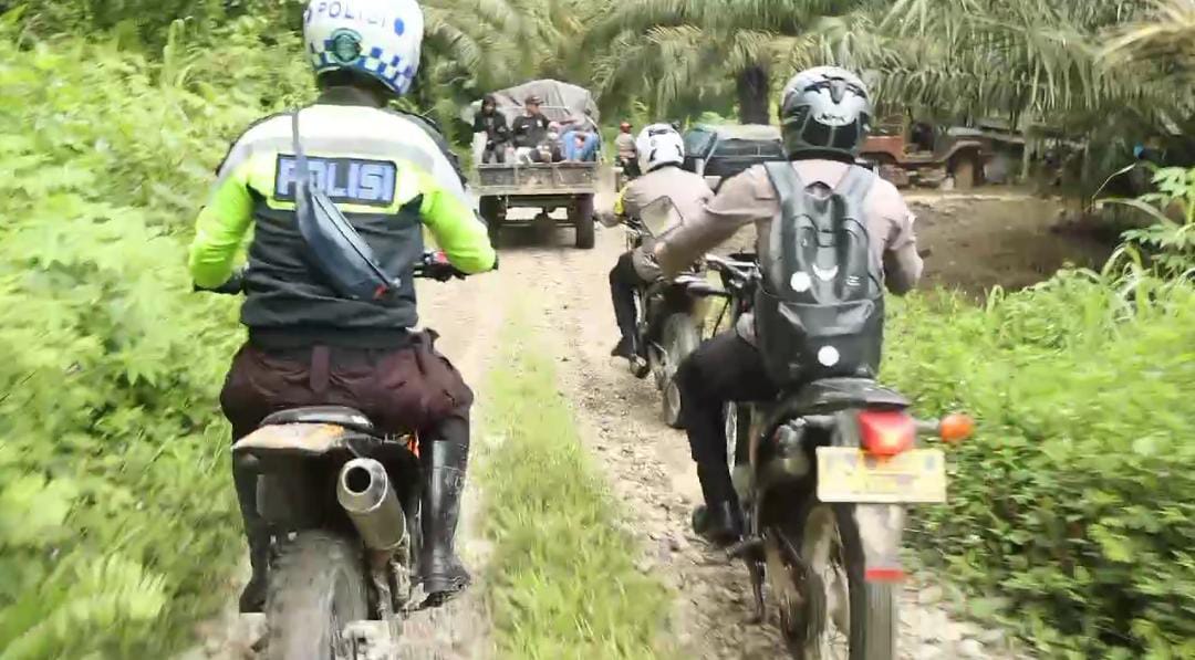 Kapolres Pasangkayu Kawal Distribusi Logistik Pilkada Kepedalaman Dusun Siwata