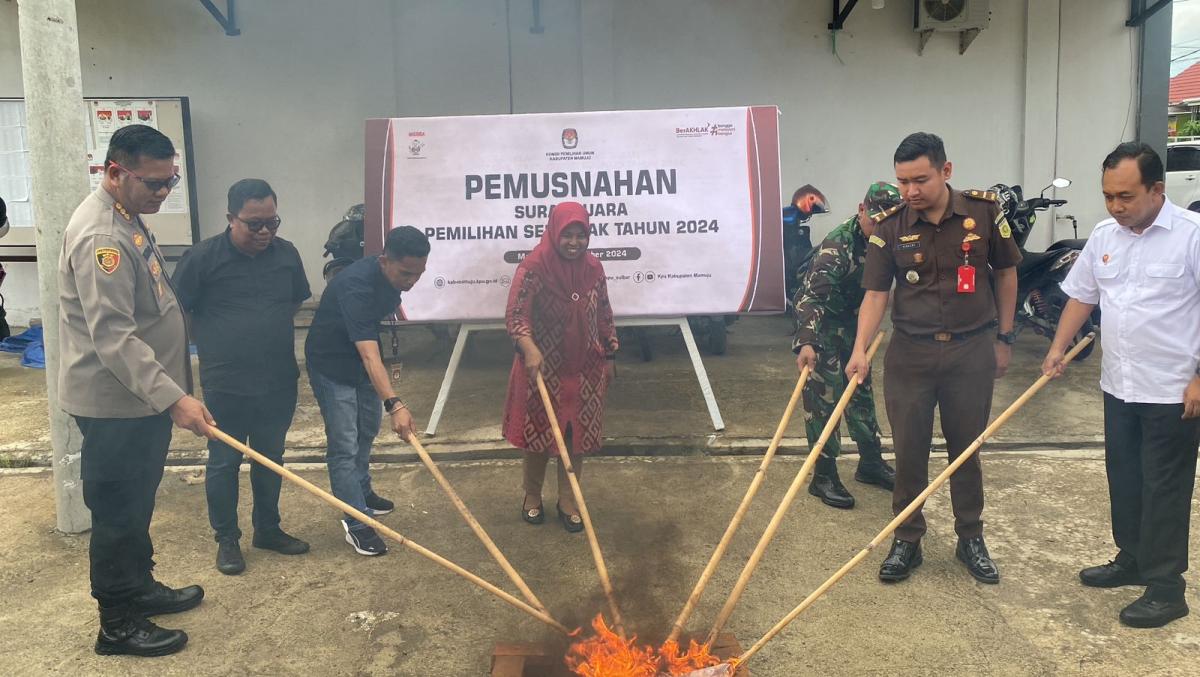 Kapolresta Mamuju Hadiri Pemusnahan Surat Suara Rusak dan Surat Suara Lebih di KPU