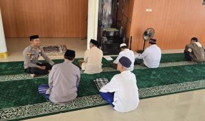 Kapolsek Mamuju Gelar Jumat Curhat di Masjid Nurul Anhar