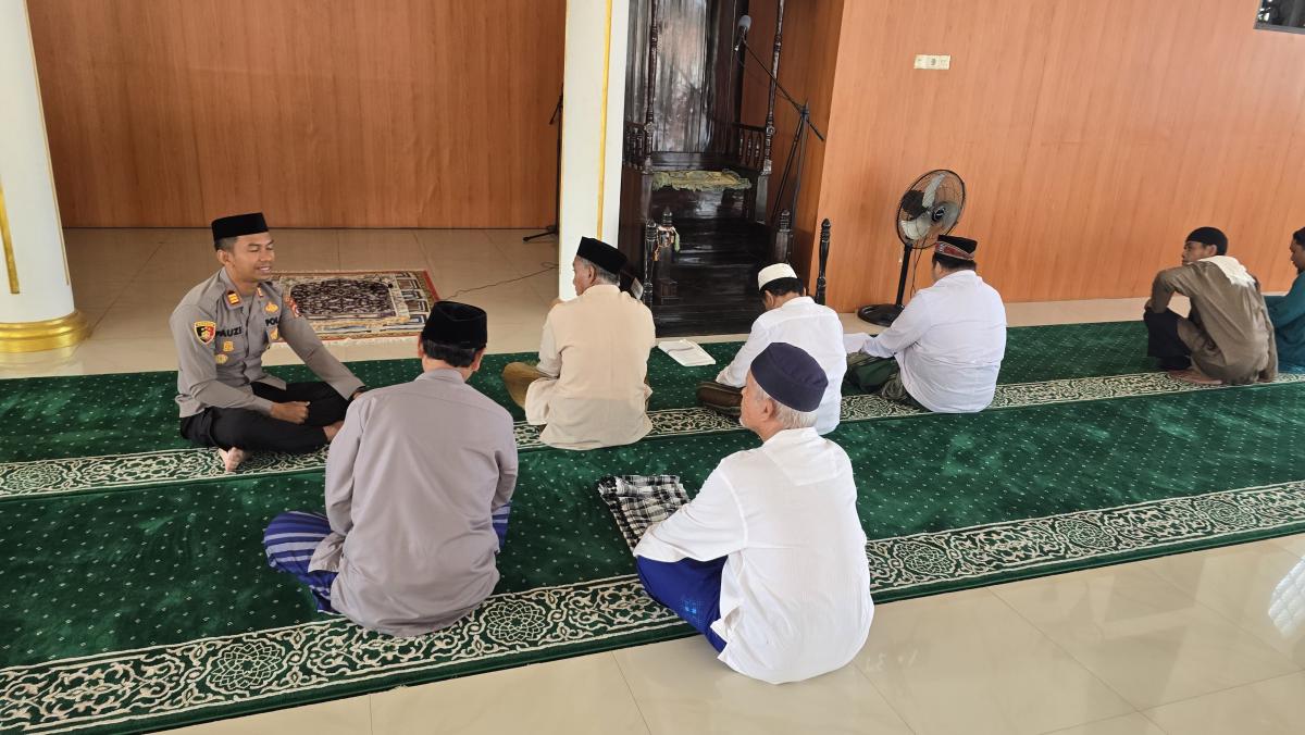 Kapolsek Mamuju Gelar Jumat Curhat di Masjid Nurul Anhar