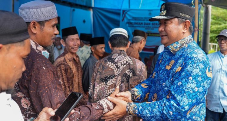 Pj Bahtiar Serahkan Bantuan Pasca Gempa ke  Warga Sandoang 