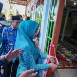 Sofha Marwah Menggunting Pita Tanda Masuk Rumah Bantuan Pasca Bencana Banjir di Sondoang  Sofha Marwah Menggunting Pita Tanda Masuk Rumah Bantuan Pasca Bencana Banjir di Sondoang