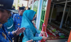 Sofha Marwah Menggunting Pita Tanda Masuk Rumah Bantuan Pasca Bencana Banjir di Sondoang 