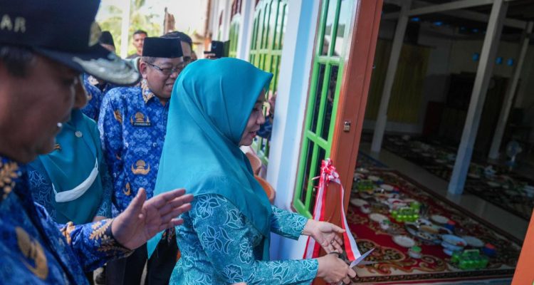 Sofha Marwah Menggunting Pita Tanda Masuk Rumah Bantuan Pasca Bencana Banjir di Sondoang 