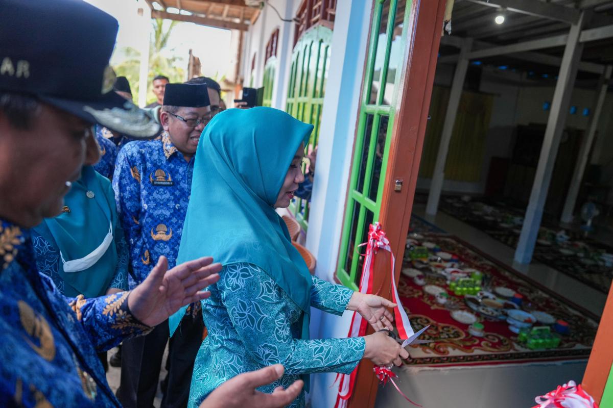 Sofha Marwah Menggunting Pita Tanda Masuk Rumah Bantuan Pasca Bencana Banjir di Sondoang 