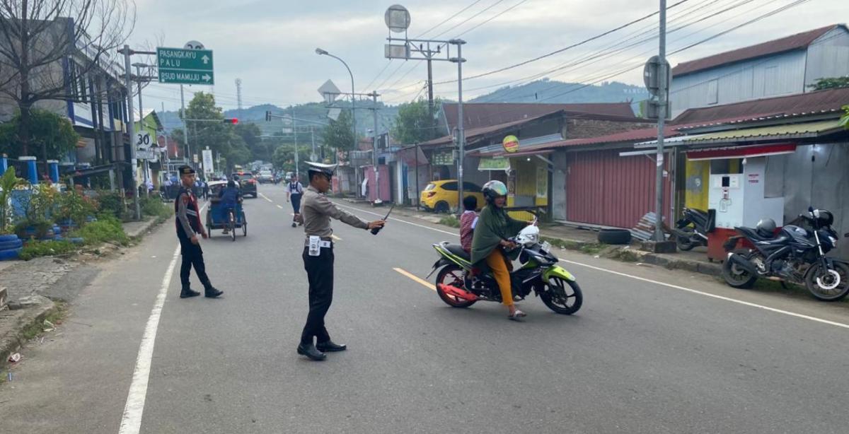 Polresta Mamuju  Pelayanan Pagi di Setiap Persimpangan Jalan Kota Mamuju