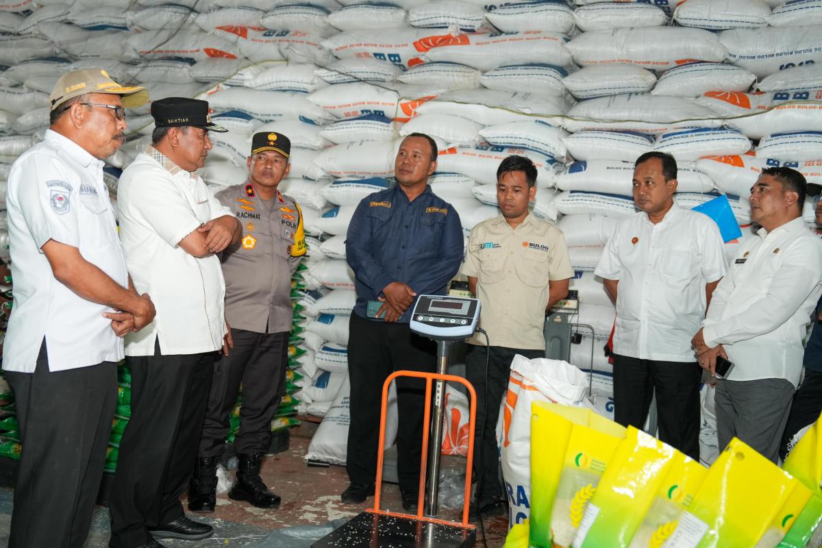 Pj Gubernur Bahtiar Bersama Forkopimda Tinjau Langsung Stok Bahan Pokok