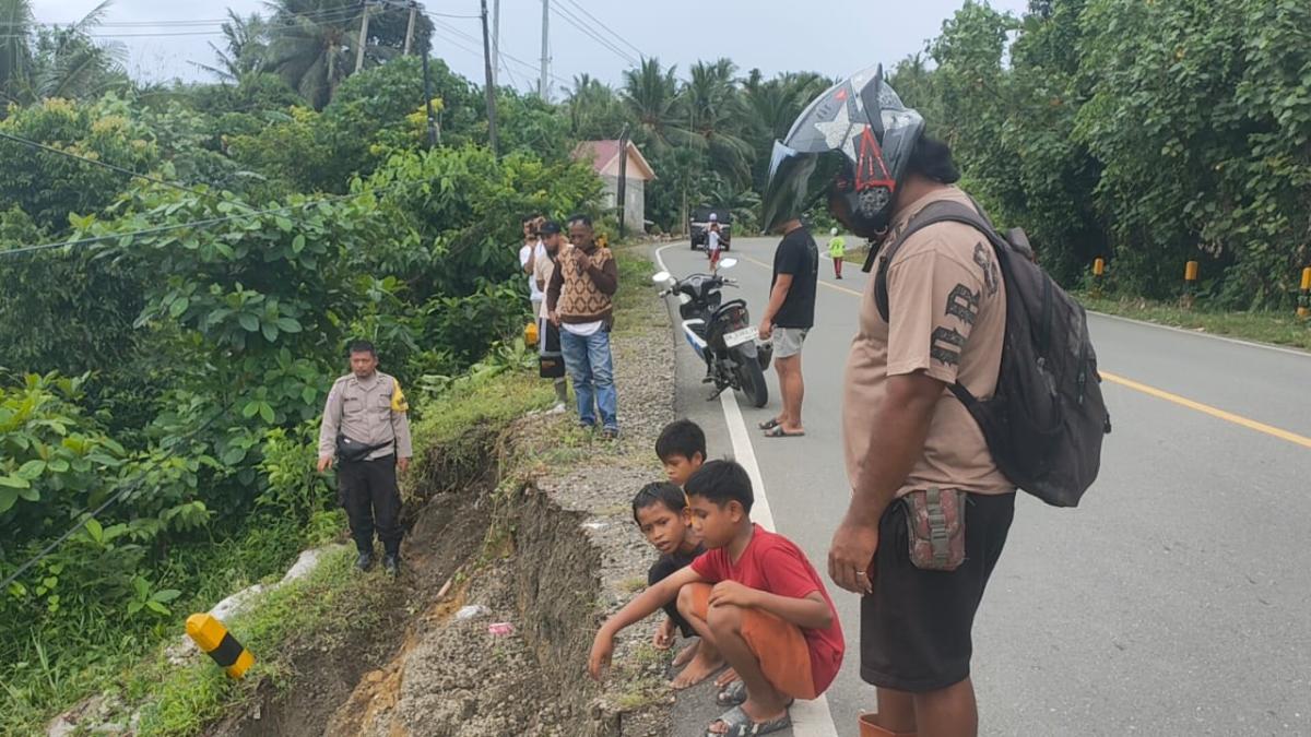 Personel Polsek Pasangkayu Monitoring Jl. Trans Sulawesi Yang Terdampak Erosi Sungai Sulu