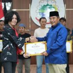 PJ Bahtiar Serahkan Penghargaan Kepada Kolektor Batu Ngalo dan Pecinta Benda Pusaka. PJ Bahtiar Serahkan Penghargaan Kepada Kolektor Batu Ngalo dan Pecinta Benda Pusaka.