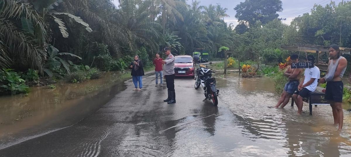 Bhabinkamtibmas Polsek Pasangkayu Turun Langsung ke Dusun Karya Makmur Yang Terdampak Banjir 